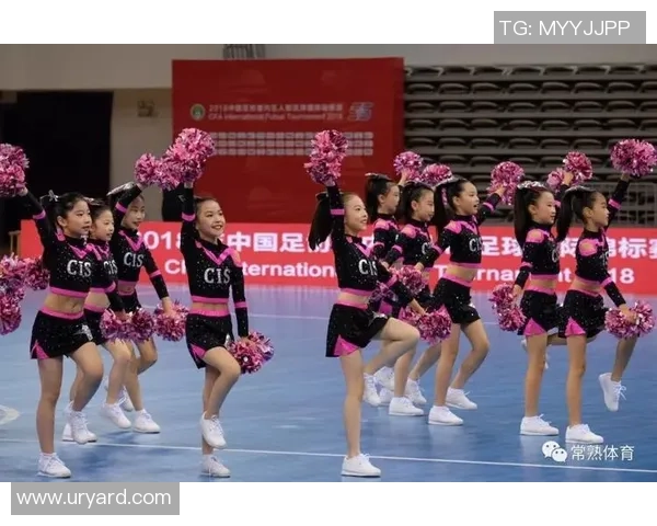 足球明星与中国舞女孩的精彩瞬间展现青春活力与文化魅力