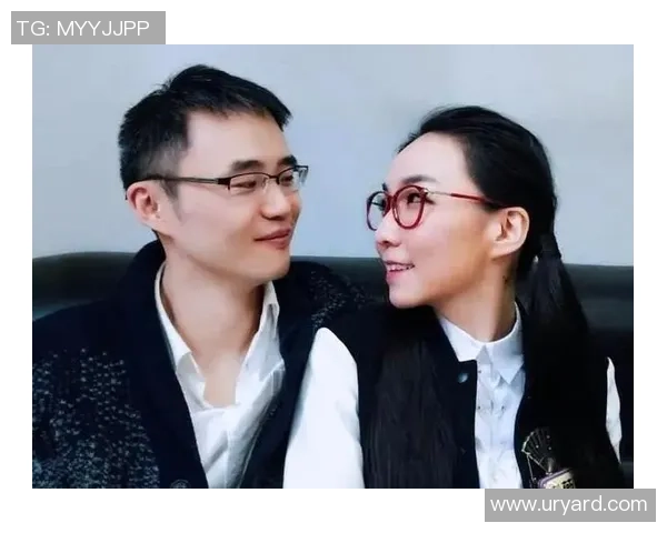 足球明星妻子被曝与他人亲密关系引发舆论热议,背后真相令人震惊