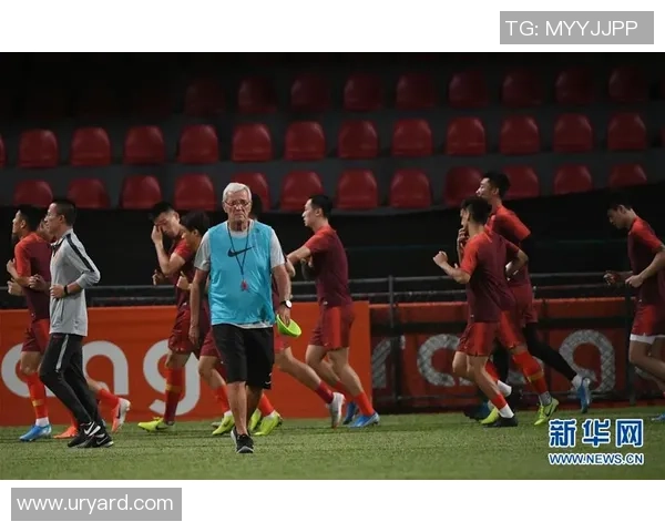 足球明星挑战篮球框精彩瞬间尽显运动魅力与技巧对决